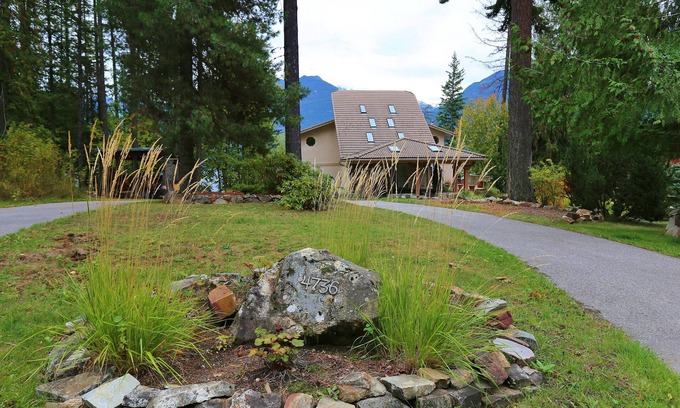 Kaslo Casa | Ainsworth Lakefront Getaway