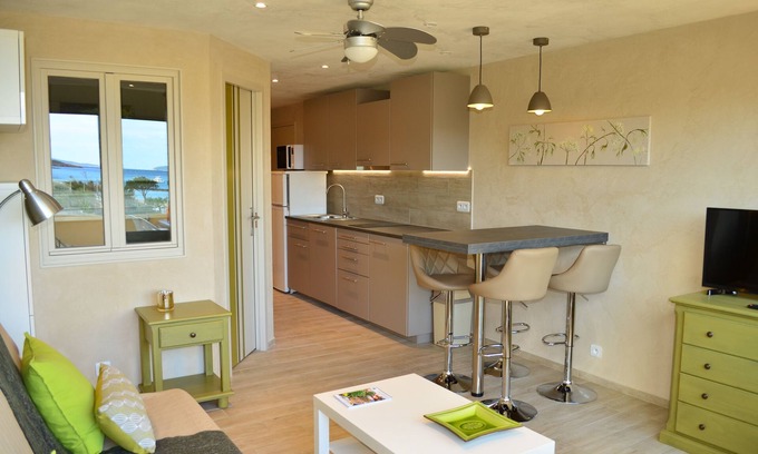 La Faviere Apartamento | Apartamento con aire acondicionado y acceso directo a la playa con excepcionales vistas al mar.