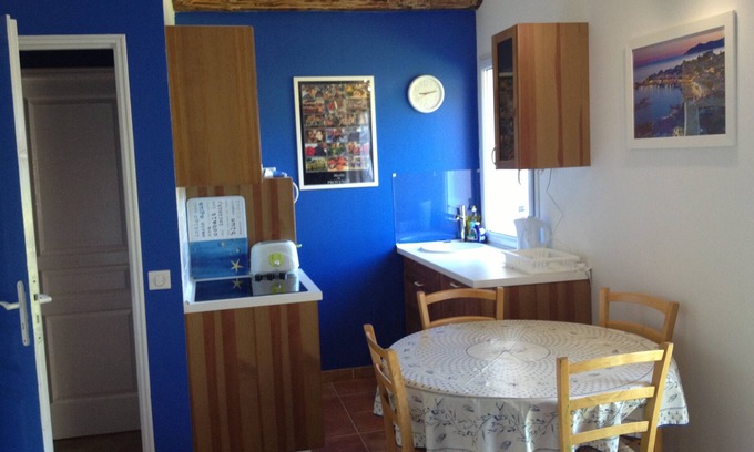 Carnoux-en-Provence Apartamento | AIR-CONDITIONED APARTMENT FOR 6 PERSONNE VIEW OF THE PINES