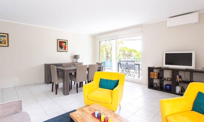 La Bocca Nord Apartamento | Air-conditioned apartment with furnished terrace, tennis court & a garage