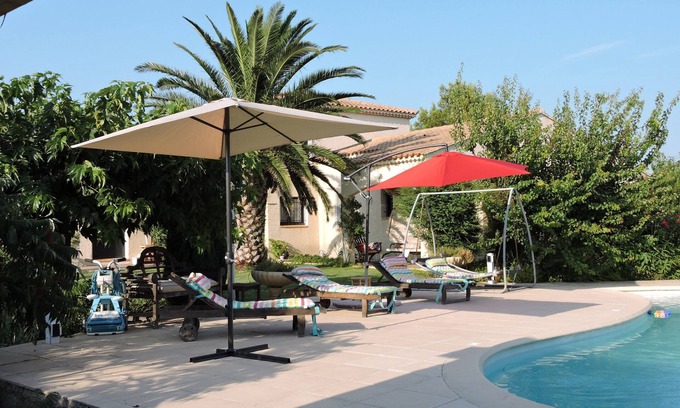 Eyragues Apartamento | Apartamento con aire acondicionado y piscina EYRAGUES en una exuberante vegetación