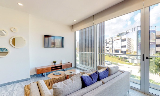 Zona Hotelera Apartamento | Apartamento moderno con terraza compartida, gimnasio, gimnasio en la jungla, bar, piscina y vistas a la ciudad.