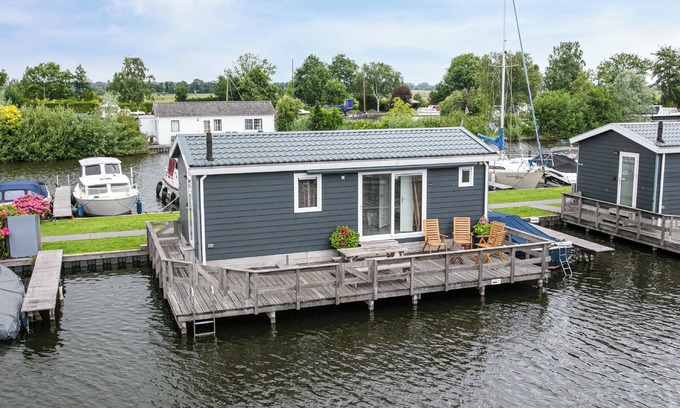 Municipality of Stichtse Vecht Alquiler De Eote | Air-conditioned chalet on the Loosdrecht lakes