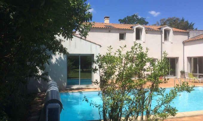 La Rochelle Casa | Gran casa con piscina en La Rochelle capacidad 15 camas idealmente ubicada