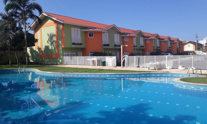 Maitinga Casa | Casa con aire acondicionado en urbanización cerrada cerca del mar.