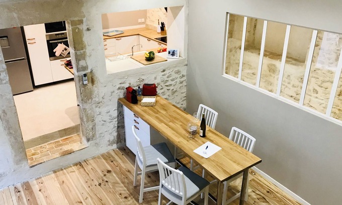 Chusclan Casa | Casa con aire acondicionado y patio en el corazón del pueblo cerca del río.