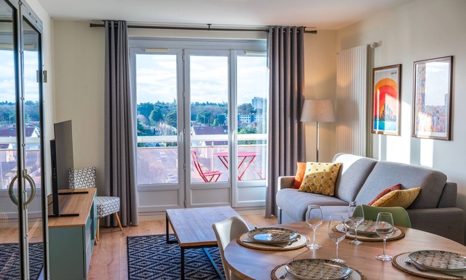 Bron Apartamento | Air-conditioned suite with king-size bed & private parking near Eurexpo and CHU