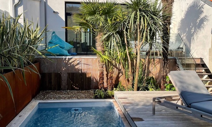 La Rochelle Casa | Air-conditioned villa with pool 5 minutes' walk from the old port and beach