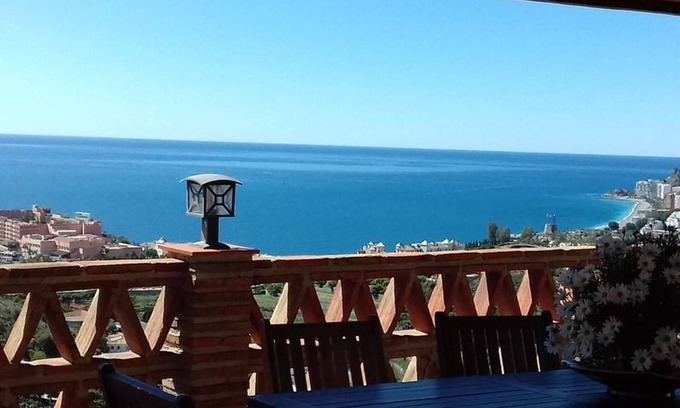 Almunecar Villa | Villa Climatizada. Vistas al mar. Billar y Futbolín. Cargador coche eléctrico.