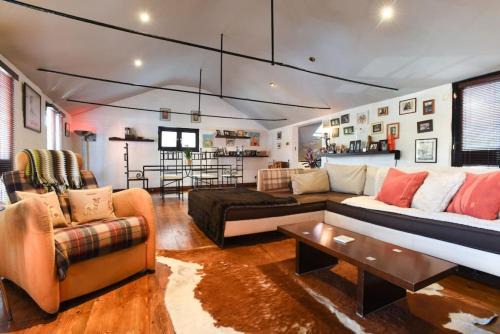 Portsmouth City Centre Casa | Air Maison - Unique 2 Bedroom - Old Forge in Central Portsmouth