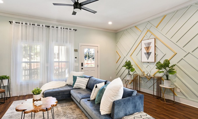 Edgewood Casa | Airbnb.com/p/DesignedByDom - Over 450 Five-Star Reviews