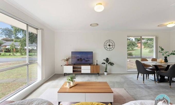 Marayong Casa | Aircabin - Marayong - Convenient - 3 Beds House