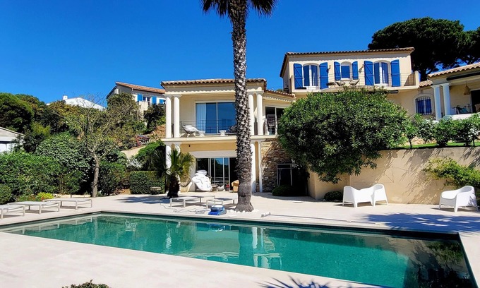 Plage de la Garonnette Villa | Airconditioned 230 m2 villa in a secured estate. 800m from the sea. Heated pool.