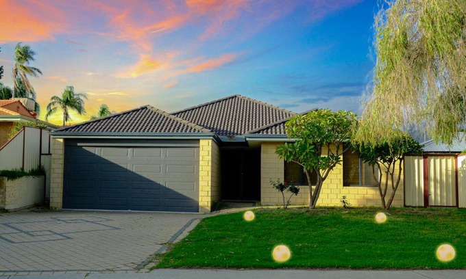 Thornlie Casa | Airport 5BR Haven - Full Kitchen & Tranquil