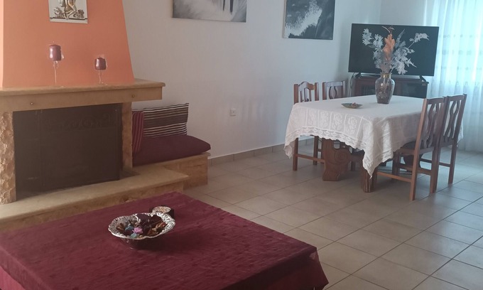 Agia Paraskevi Casa | Airport-Athens house 20' both directions by car. Family-sized & pets friendly!