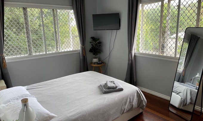 Wynnum North Casa | Airy and Charming Beach Style House 400m From Train Station and 1.5km From Ocean