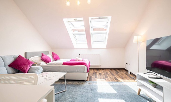 Penzing Apartamento | Airy Attic Apt.: Stylish Studio w/ Terrace & View
