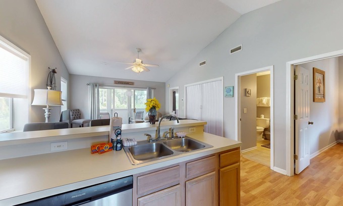 Surfside Beach Condominio | Airy condo in a great location with balcony, W/D, and pool access - dog-friendly