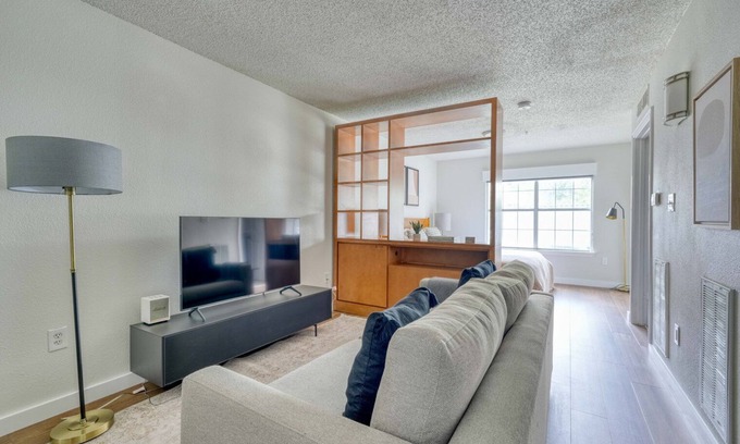 Gateway Apartamento | Airy Gateway Studio w/ Gym, Pool, nr Soccer, by Blueground