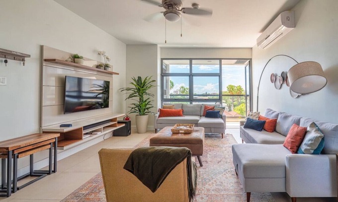 Saint Andrew Apartamento | Airy & modern condo with AC Gym and roof top pool