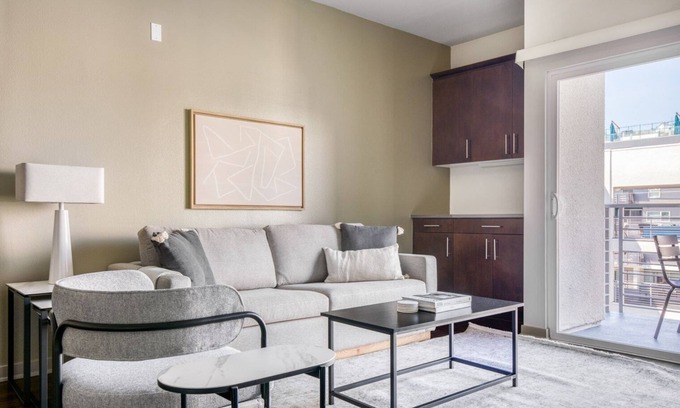 NoHo Arts District Apartamento | Airy North Hollywood 2BR w/ Gym & Pool, nr Westfield Mall, by Blueground