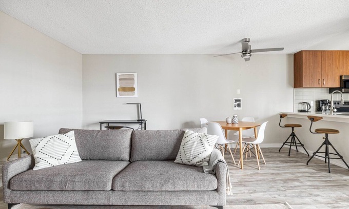 South Redondo Apartamento | Airy Redondo Beach 1BR w/ Pool, Gym, 1 block from beach, by Blueground
