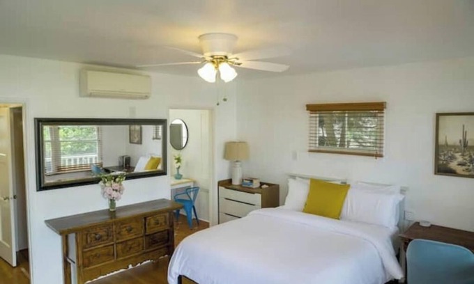 Wilshire Montana Apartamento | Airy Studio w Balcony - steps to Montana Ave. - E