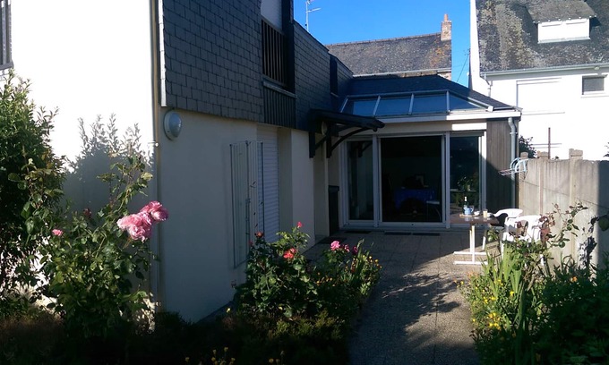 Courtoisville-Sillon-Moka Villa | Amplia villa de 350 metros del balneario y la playa en el corazón de St. Malo