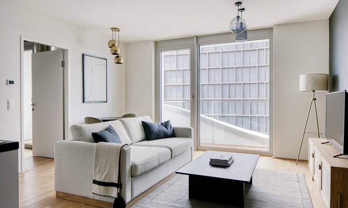 Favoriten Apartamento | Airy Wieden 1BR w/ Balcony, Gym, Elevator, walk to U-Bahn, by Blueground