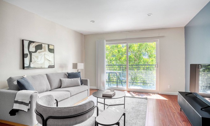 Woodland Hills Apartamento | Airy Woodland Hills 1BR w/ Pool & Gym, nr Warner Center, by Blueground