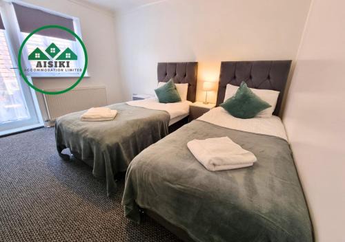 Watford Apartamento | Aisiki Stays Apartments at Harwoods Road, Multiple 2-Bedroom, Pet Friendly Flat, King or Twin or Double Beds, with Free Wi-Fi & Parking Space