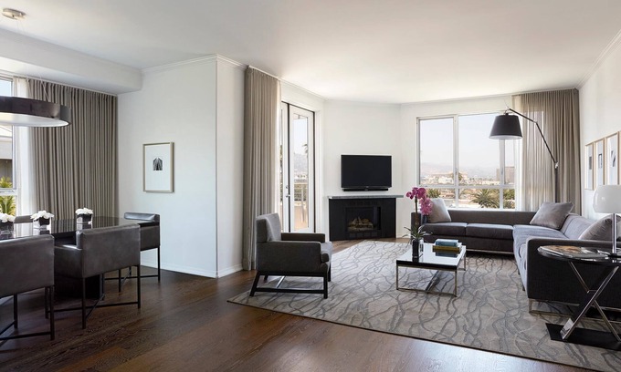 Beverly Hills Apartamento | AKA Residences Sprawling Penthouse w/ Full Kitchen, Patio & WiFi