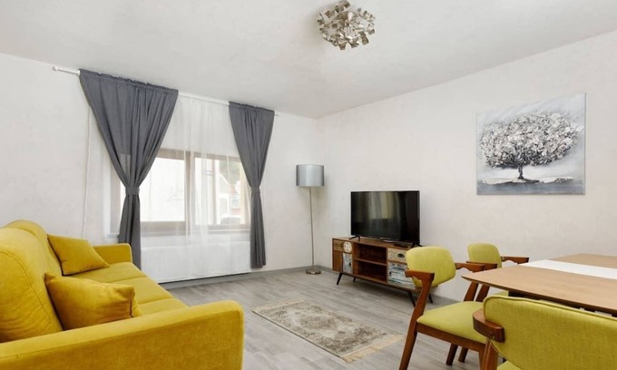 Brasov Casa | Aki Junior Apartment - Stylish Home in Brasov's Historical Center - Free Parking