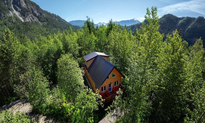 Revelstoke Hotel | Akira Lodge - Alpha Mountain Lodging + Sauna