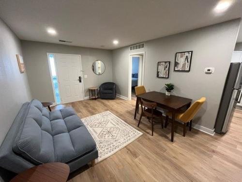 South Central Omaha Apartamento | Aksarben Area 2 BD-2 BA by UNO