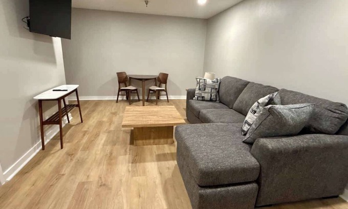 South Central Omaha Apartamento | Aksarben, close to I-80, on-site parking