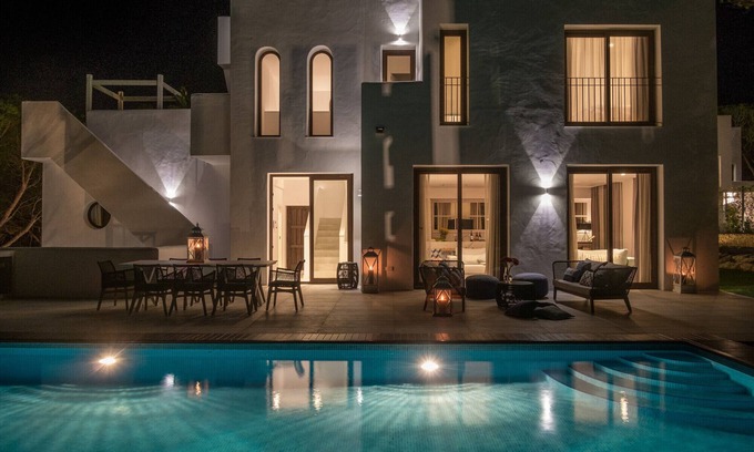 Cabo Roche Villa | Al Mar. Casa moderna Andaluza, acceso a la playa y vistas
