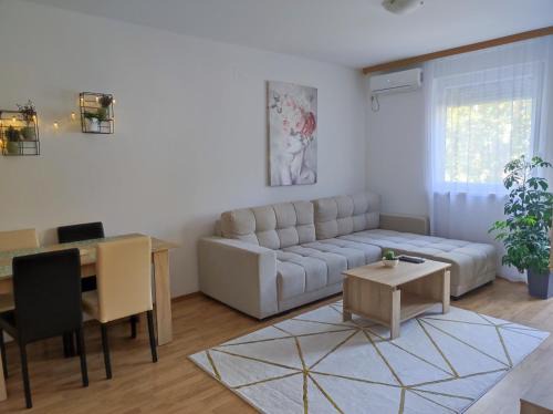 Novi Sad Apartamento | Alacaster apartment with PRIVATE PARKING