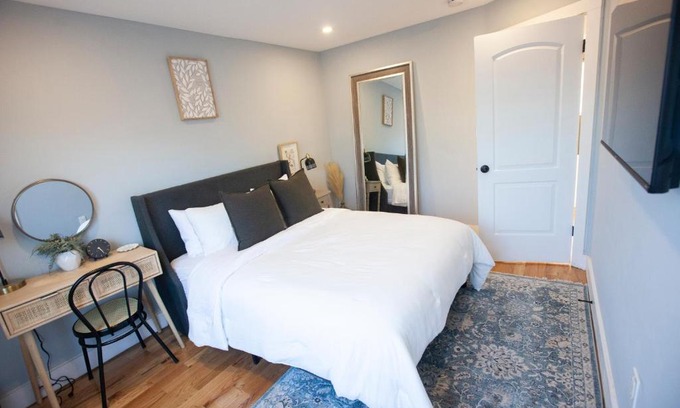 South Jamaica Apartamento | Alafia- Cozy JFK Area Home - This property is a hosted property meaning the host live on site