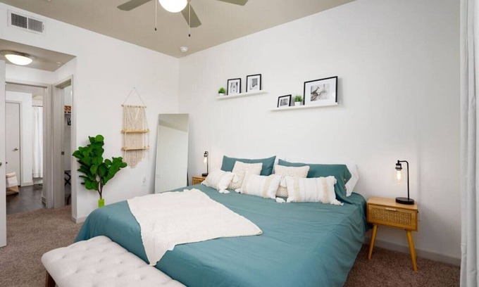 Terrell Heights Apartamento | Alamo Chic King Bed Refreshing Office Desk w/ Pool
