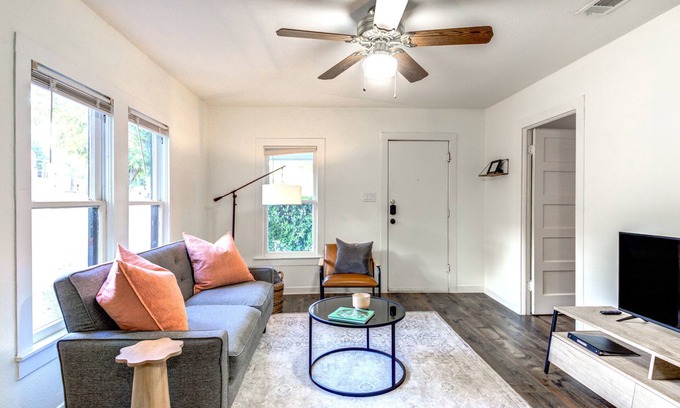 San Marcos Casa | ALAMO HAUS: Quiet Neighborhood, Cozy Charm, Walk to TXST, Fenced Yard, Clean!