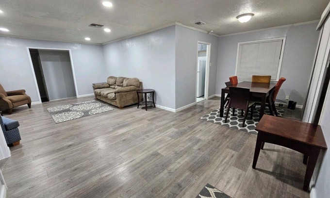 Willshire Terrace Casa | Alamo Height Home near Broadway & Downtown, Pet Friendly.