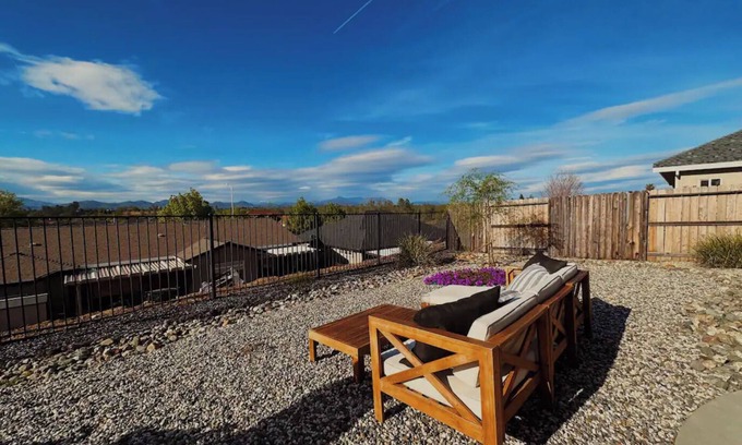 Redding Casa | Alana House - 5BR with hot tub, close to Bethel, Simpson U, shopping & more!