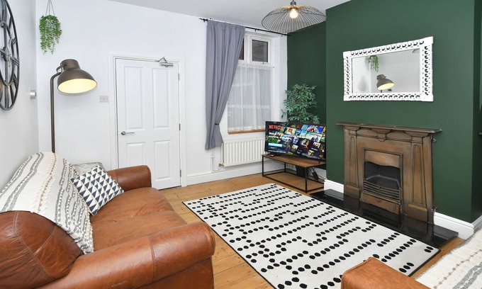 Newcastle-Under-Lyme Casa | Albany House by YourStays