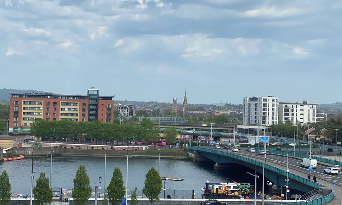 Cathedral Quarter Apartamento | Albert Clock/ Customs House Square. 2 Bed, Parking.