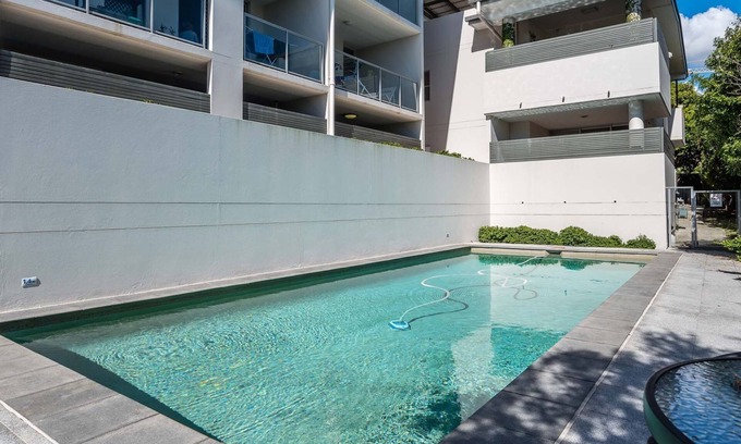 Albion Apartamento | Albion Stay – Spacious Patio, Pool & Near Transport