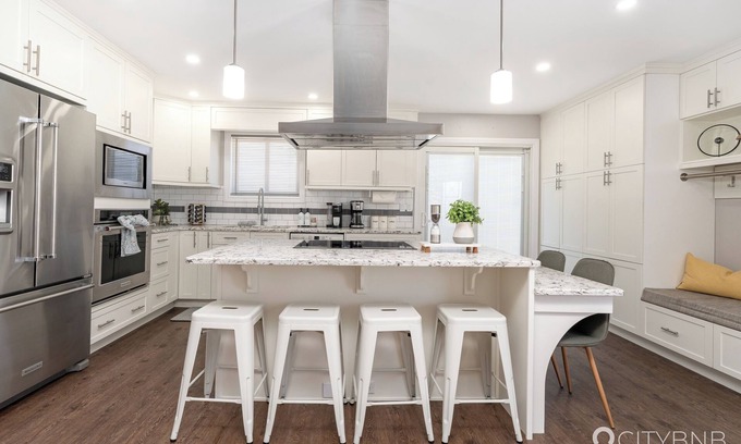 West Edmonton Casa | Aldergrove - Sleeps 10 - Hot Tub
