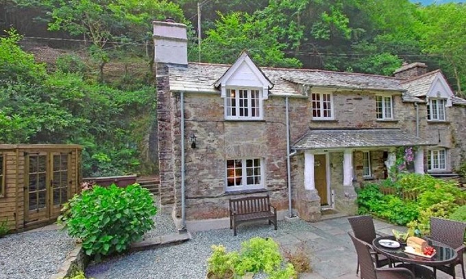Looe Cabaña | Alice's Cottage, se encuentra en el hermoso valle arbolado en Watergate