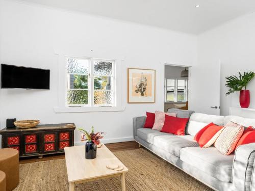 Byron Bay Casa | Alkira - Boutique cottage - Walk to Clarkes Beach
