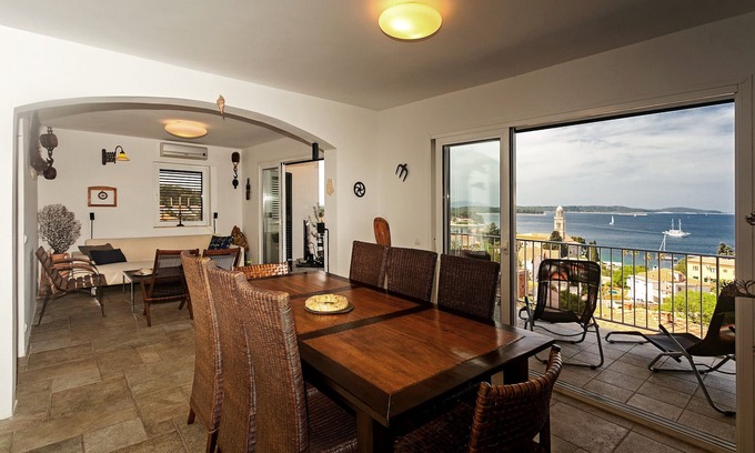 Hvar Casa | All About the Sea- Verano relájate con la vista en la ciudad de Hvar